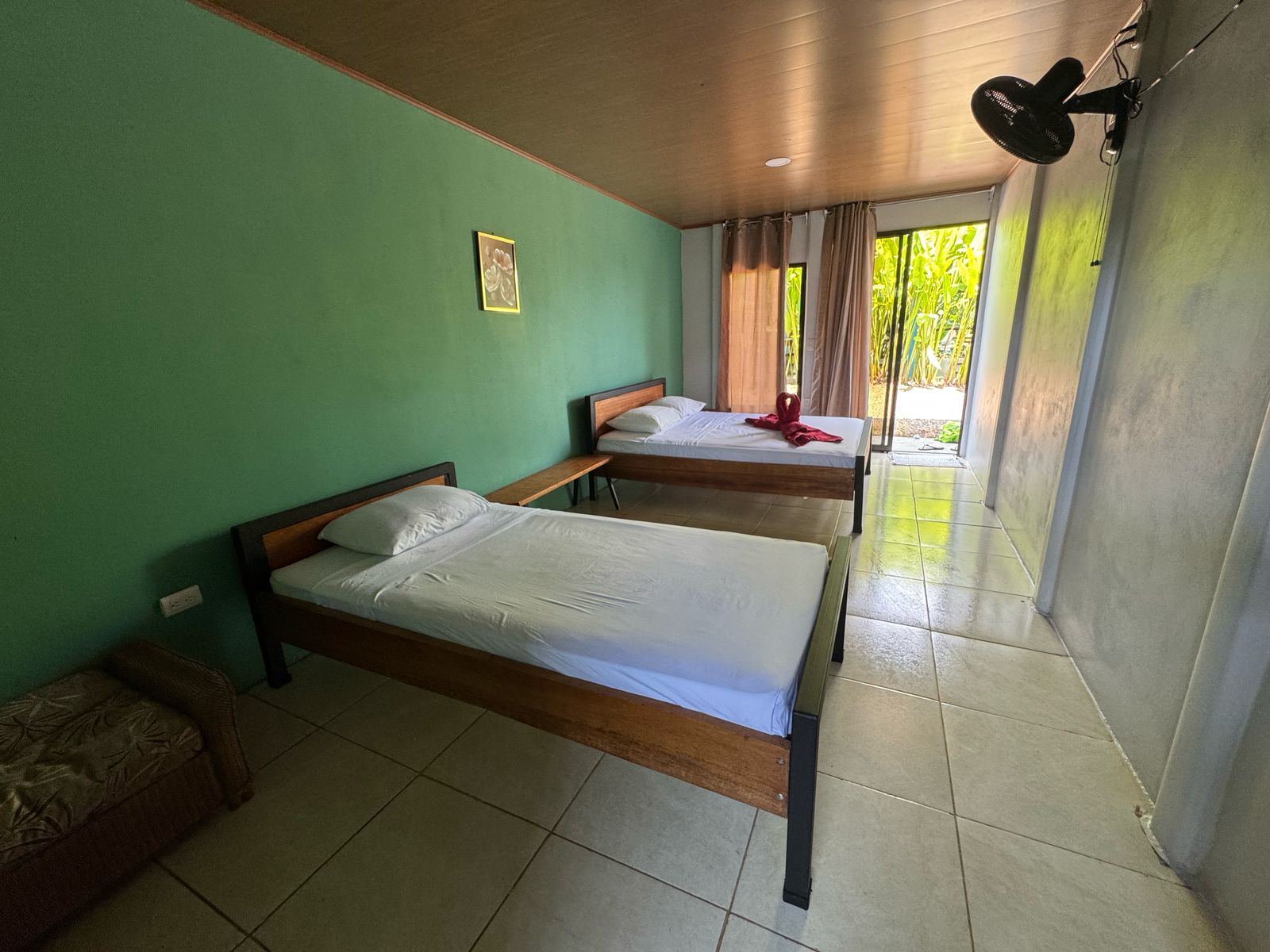 Habitación con cama matrimonial e individual